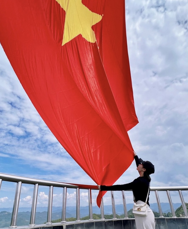 Lung Cu flagpole on the weekend: Tourists are crowded, patiently waiting to take photos of a lifetime - Photo 13.