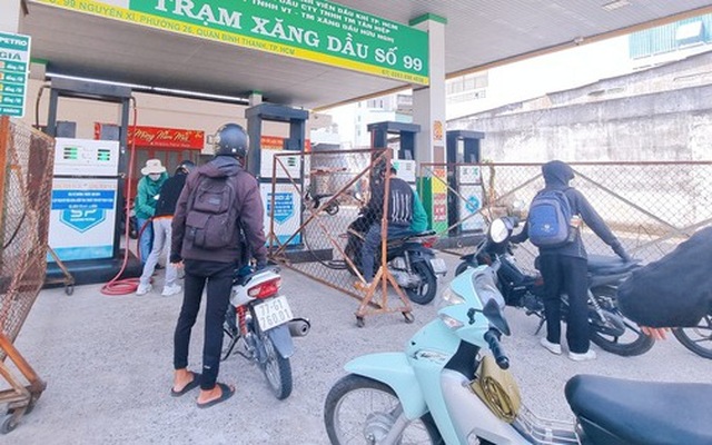 Trạm xăng dầu số 99 trên đường Nguyễn Xí (quận Bình Thạnh, TP.HCM) rào chắn phân luồng và bán theo định mức 50.000 đồng/lần - Ảnh: NHẬT XUÂN