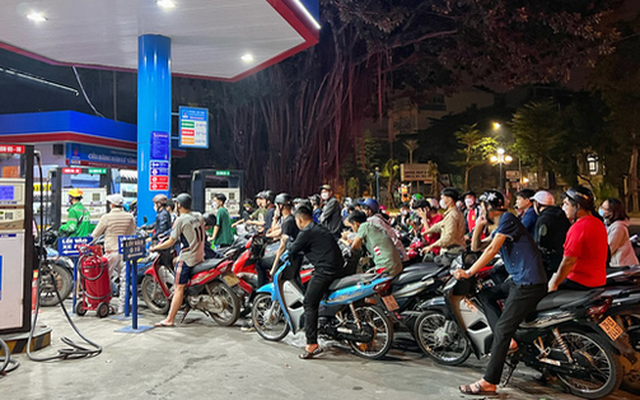 0h ngày 11-11, tại hàng loạt cửa hàng xăng dầu ở Hà Nội vẫn có rất đông người dân phải xếp hàng để đổ xăng giữa đêm - Ảnh: PHẠM TUẤN