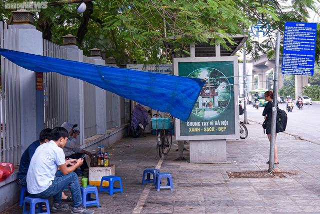 Nhà chờ xe buýt Hà Nội bị biến thành hàng quán, rác thải bủa vây - Ảnh 14.