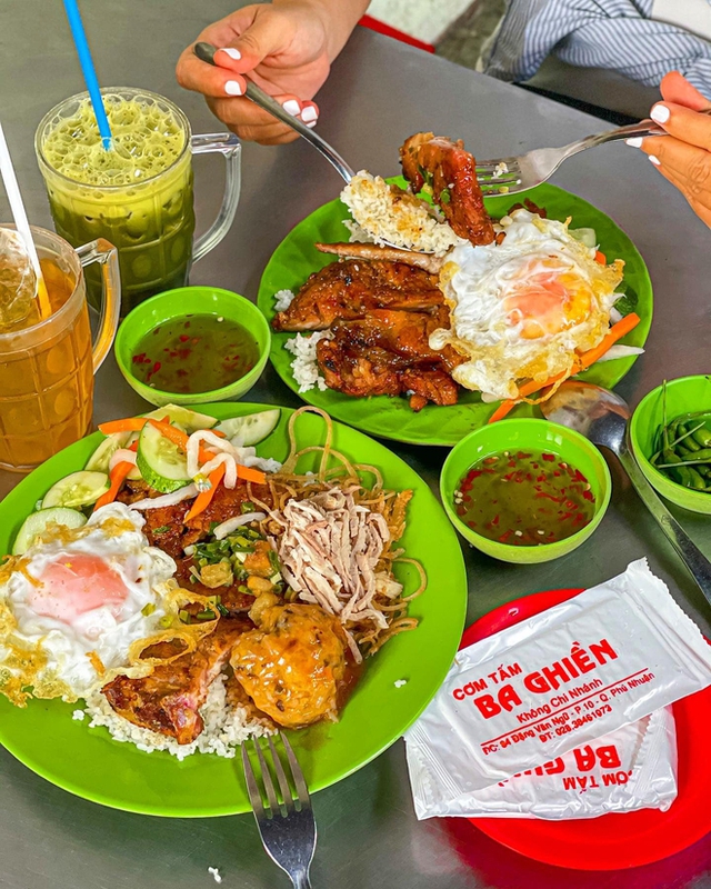 You don't have to go far, just walking around Ho Chi Minh City can "eat" famous dishes in 3 regions - Photo 1.