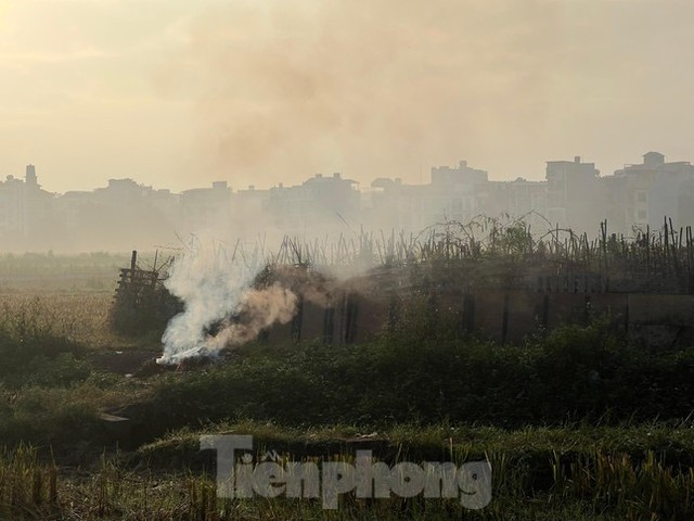 Cận cảnh ‘thủ phạm’ gây ô nhiễm không khí khiến người dân Hà Nội nghẹt thở - Ảnh 2.