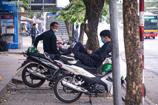 Nhà chờ xe buýt Hà Nội bị biến thành hàng quán, rác thải bủa vây - Ảnh 12.