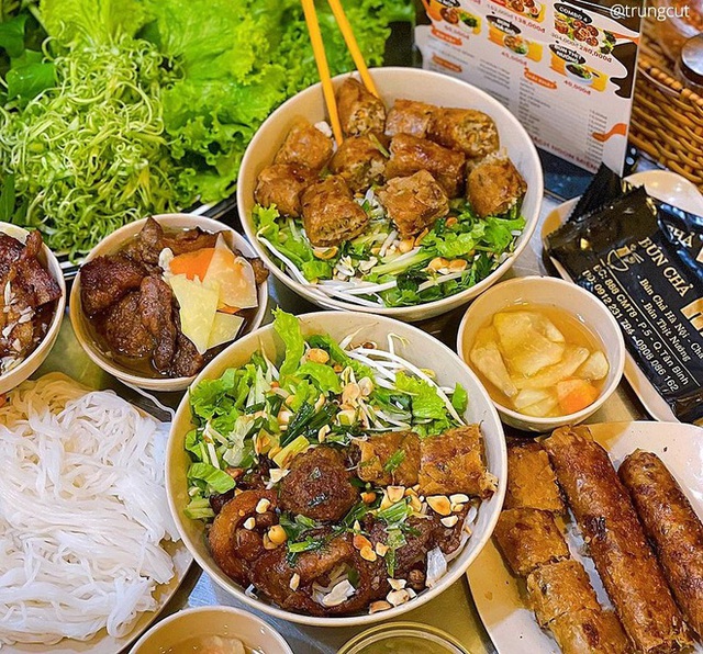 You don't have to go far, just walking around Ho Chi Minh City can "eat" famous dishes in 3 regions - Photo 15.