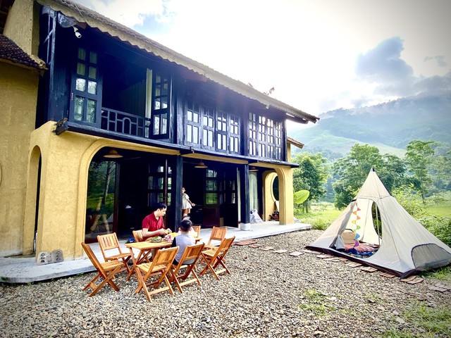 A small house in Phu Tho is located in the middle of a vast field, designed in the time of his grandparents, but everyone likes it - Photo 4.