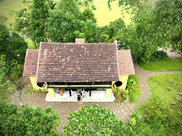 The small house in Phu Tho is located in the middle of a vast field, designed in the time of his grandparents, but everyone likes it - Photo 2.