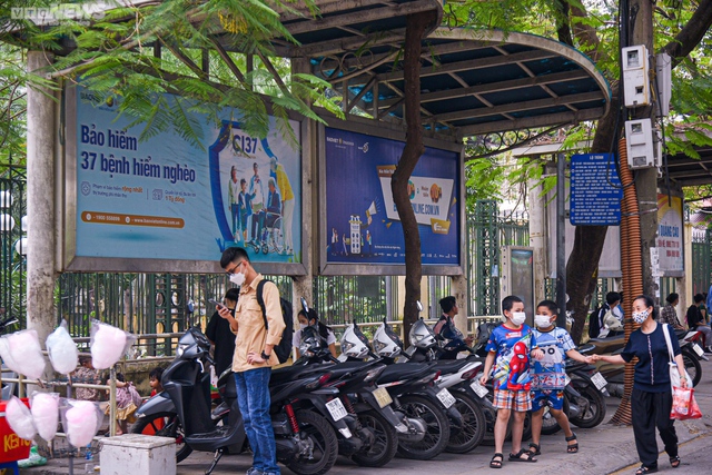 Nhà chờ xe buýt Hà Nội bị biến thành hàng quán, rác thải bủa vây - Ảnh 8.