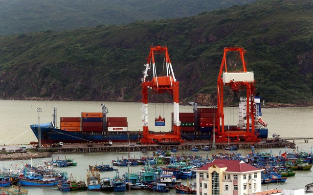 Bốc xếp hàng hóa container tại cảng Quy Nhơn (Bình Định).