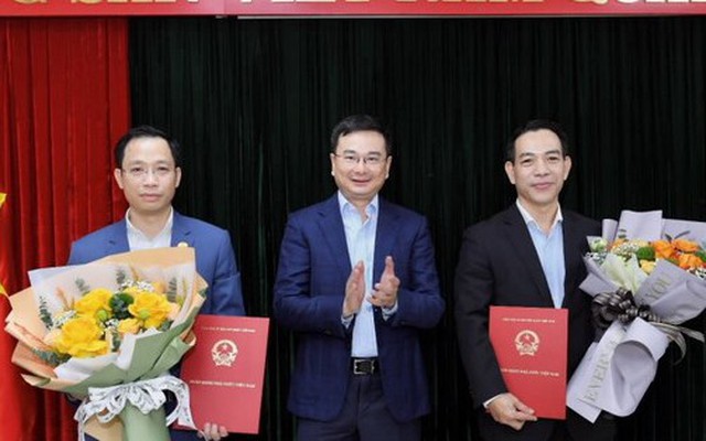 Phó Thống đốc NHNN Phạm Thanh Hà trao Quyết định cho ông Đào Văn Hà và ông Nguyễn Phi Lân.