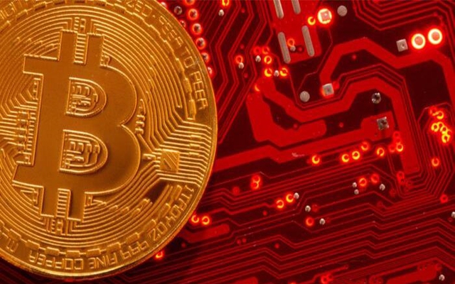 Bitcoin đỏ lửa, nhiều tiền ảo chìm sâu trong sắc đỏ.