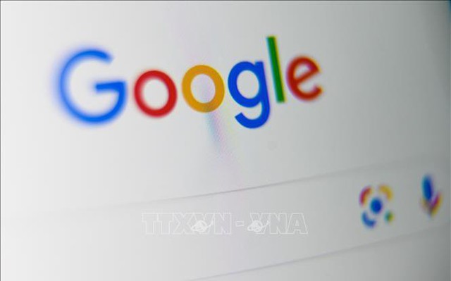 Biểu tượng Google trên màn hình máy tính bảng. Ảnh: AFP/TTXVN