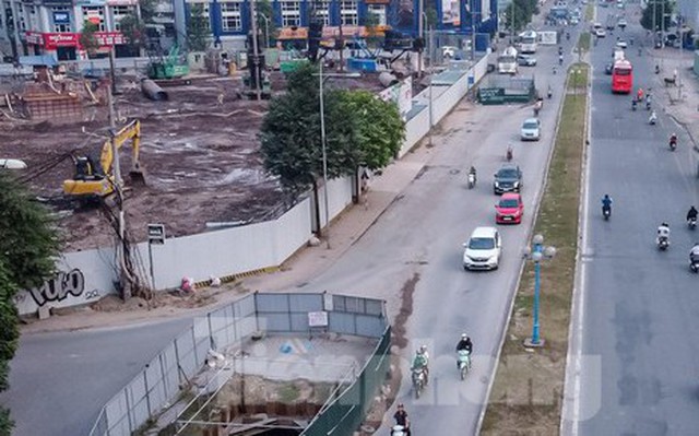 Cận cảnh loạt 9 'lô cốt' án ngữ 300m đường tại Hà Nội