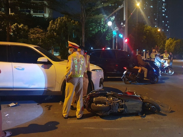 Hà Nội: Ô tô tông hàng loạt xe máy đang chờ đèn đỏ, nhiều người bị thương - Ảnh 2.