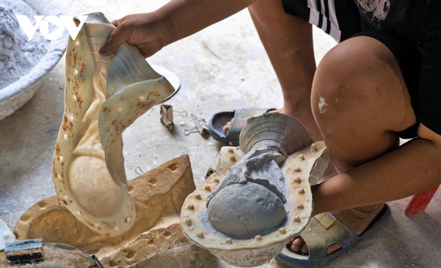 See firsthand the production of "Golden Cup" World Cup 2022 in Bat Trang pottery village - Photo 5.