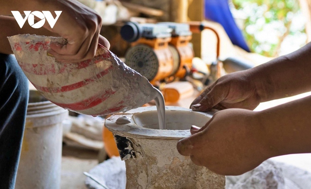 See firsthand the production of the "Golden Cup" World Cup 2022 in Bat Trang pottery village - Photo 4.