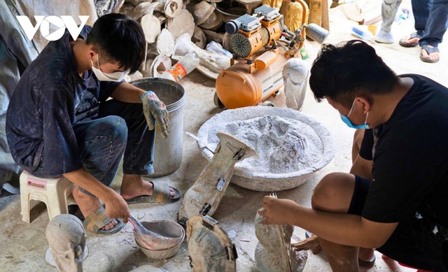 See firsthand the production of "Golden Cup" World Cup 2022 in Bat Trang pottery village - Photo 2.