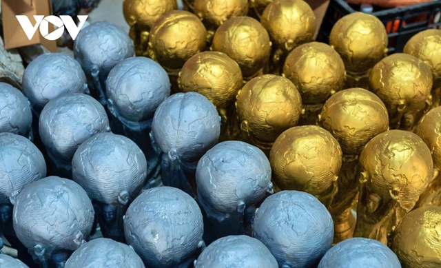 Tận mắt xem sản xuất “Cúp vàng” World Cup 2022 ở làng gốm Bát Tràng - Ảnh 13.