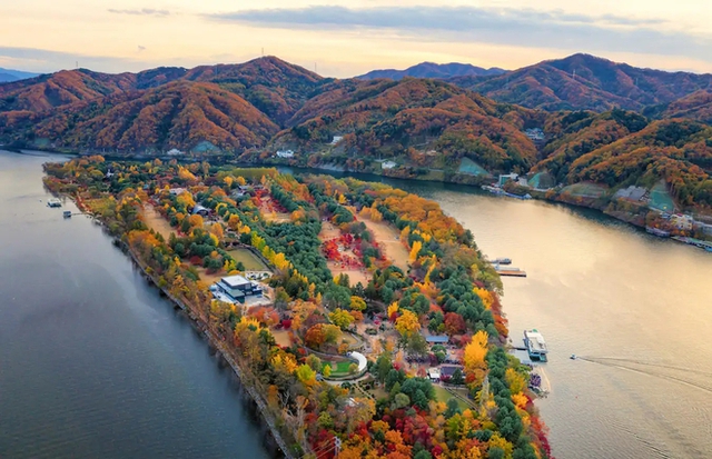 Choáng ngợp khung cảnh mùa thu Hàn Quốc, lá vàng lá đỏ rực sắc đẹp như phim - Ảnh 16.