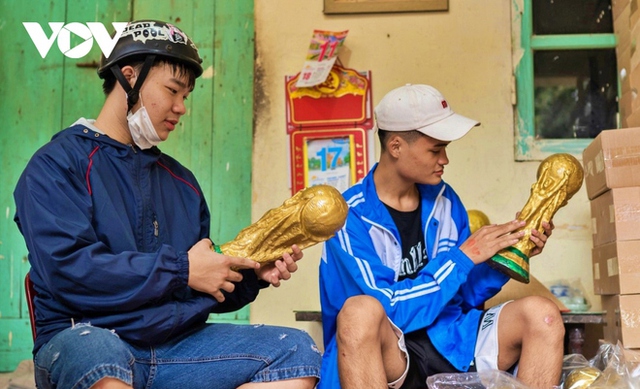 See firsthand the production of "Golden Cup" World Cup 2022 in Bat Trang pottery village - Photo 11.