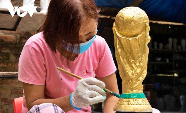 See firsthand the production of "Golden Cup" World Cup 2022 in Bat Trang pottery village - Photo 9.