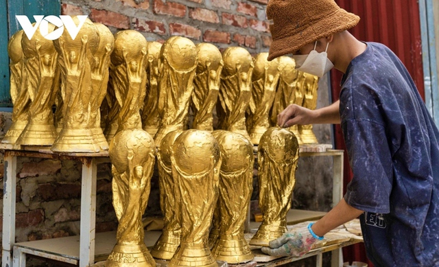 See firsthand the production of "Golden Cup" World Cup 2022 in Bat Trang pottery village - Photo 8.