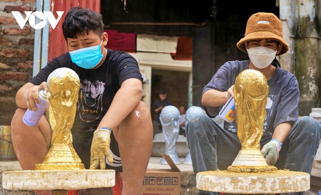 See firsthand the production of "Golden Cup" World Cup 2022 in Bat Trang pottery village - Photo 7.
