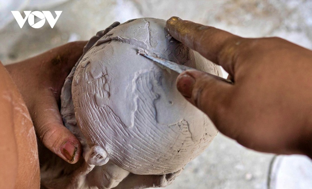 See firsthand the production of "Golden Cup" World Cup 2022 in Bat Trang pottery village - Photo 6.