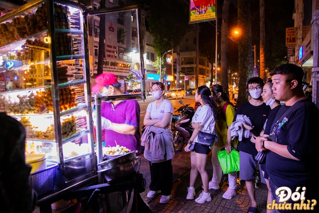 The "extreme food" snack street in Ho Chi Minh City: Located between two famous universities, every night is crowded - Photo 19.