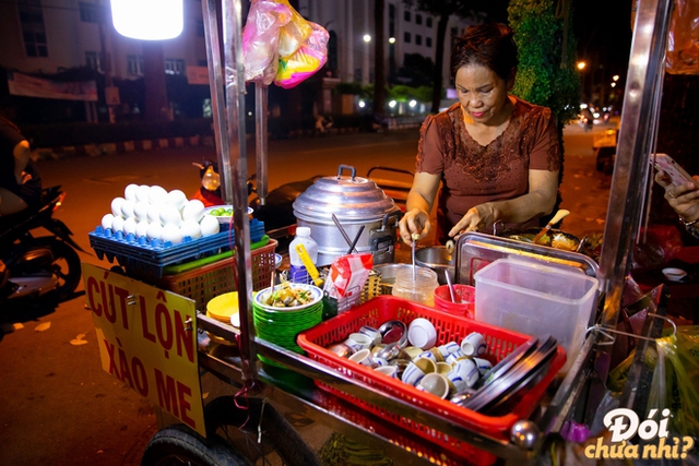 The "extreme food" snack street in Ho Chi Minh City: Located between two famous universities, every night is crowded - Photo 8.