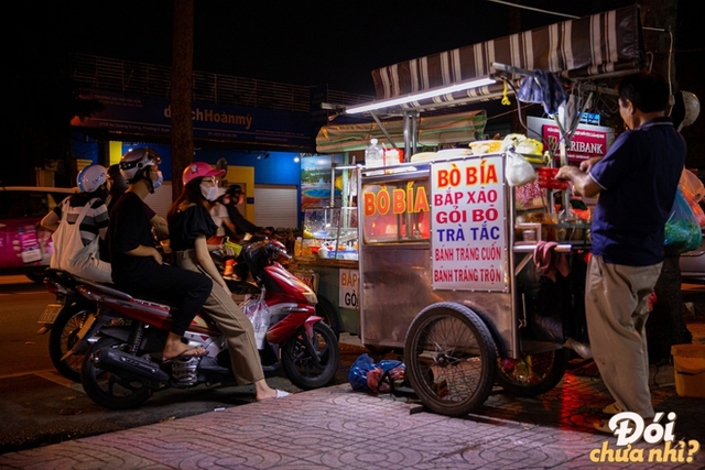 Con đường ăn vặt “cực phẩm ở TP.HCM: Nằm giữa hai trường Đại học nổi tiếng, đêm nào cũng đông nghịt - Ảnh 7.