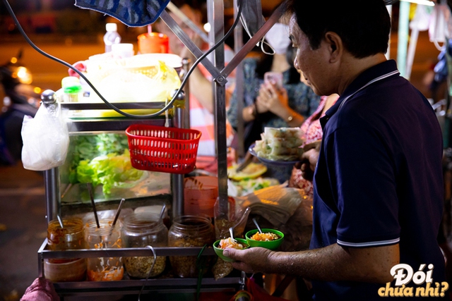 The "super food" snack street in Ho Chi Minh City: Located between two famous universities, every night is crowded - Photo 6.