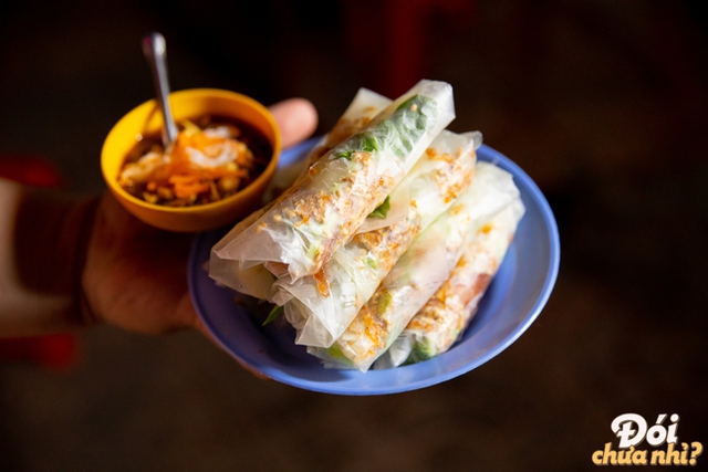 The "extreme food" snack street in Ho Chi Minh City: Located between two famous universities, every night is crowded - Photo 5.