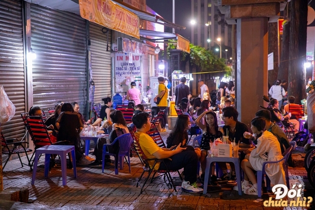 The "extreme food" snack street in Ho Chi Minh City: Located between two famous universities, every night is crowded - Photo 3.