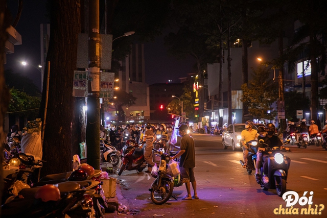 The "extreme food" snack street in Ho Chi Minh City: Located between two famous universities, every night is crowded - Photo 2.
