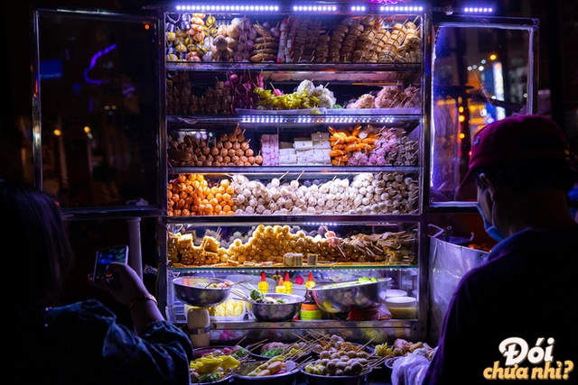 The "super food" snack street in Ho Chi Minh City: Located between two famous universities, every night is crowded - Photo 18.