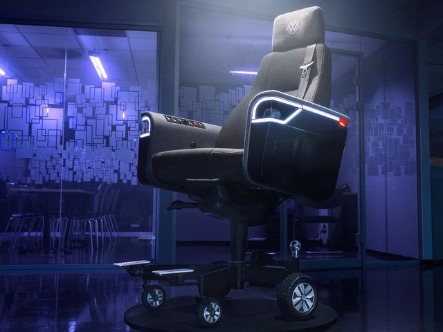 Volkswagen chế tạo ghế văn phòng nhiều công nghệ như xe hơi: Có thể chạy với tốc độ 20km/h, trang bị cả dây an toàn, còi, camera 360 độ - Ảnh 1.