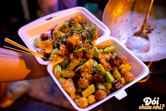 The "superfood" snack street in HCMC: Located between two famous universities, it's always crowded every night - Photo 17.