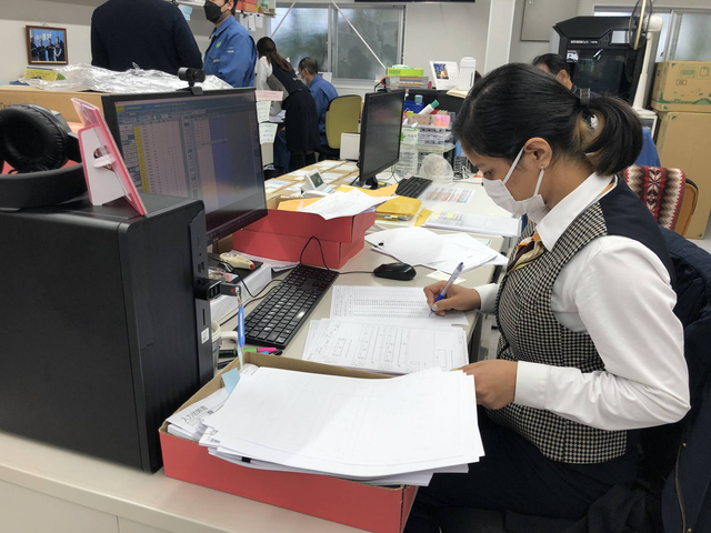 Nhật Bản: Người trẻ đổ xô ra nước ngoài, người già chật vật bù đắp thiếu hụt lao động - Ảnh 3.