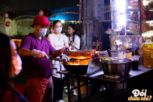 The "superfood" snack street in Ho Chi Minh City: Located between two famous universities, every night is crowded - Photo 15.