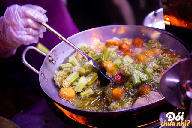 The "extreme food" snack street in Ho Chi Minh City: Located between two famous universities, every night is crowded - Photo 14.