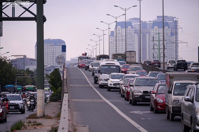 Bất chấp lệnh cấm, nhiều tài xế vẫn đi vào làn khẩn cấp đường Vành đai 3 Hà Nội - Ảnh 15.