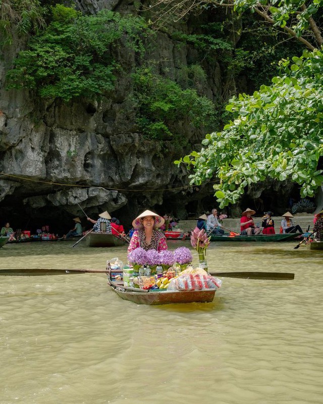 Foreign tourists are surprised at the scene of foot boating and sweets being sold on the river in Ninh Binh - Photo 14.