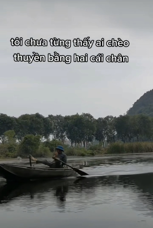 Du khách nước ngoài ngạc nhiên trước cảnh chèo thuyền bằng chân và bánh kẹo được bán trên sông ở Ninh Bình - Ảnh 5.