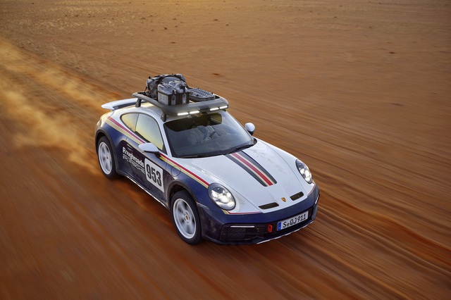 Porsche 911 Dakar ra mắt: Xe sang của nhà giàu thích nghịch cát - Ảnh 3.