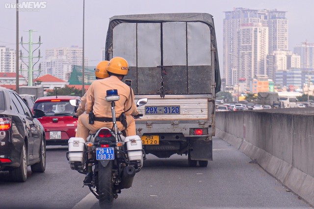 Bất chấp lệnh cấm, nhiều tài xế vẫn đi vào làn khẩn cấp đường Vành đai 3 Hà Nội - Ảnh 4.