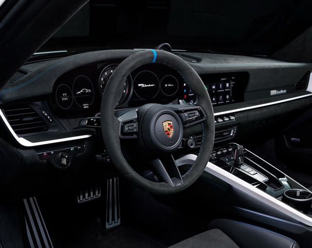 Porsche 911 Dakar ra mắt: Xe sang của nhà giàu thích nghịch cát - Ảnh 2.