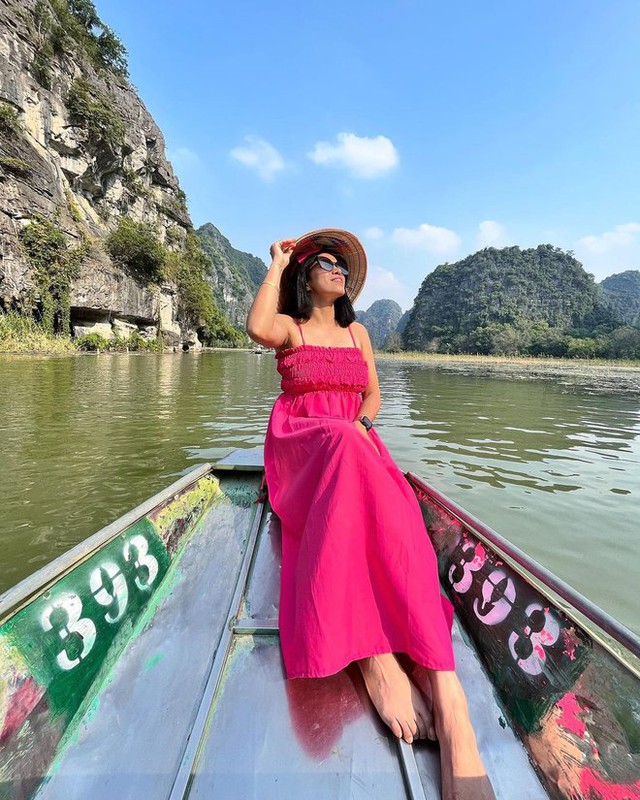 Du khách nước ngoài ngạc nhiên trước cảnh chèo thuyền bằng chân và bánh kẹo được bán trên sông ở Ninh Bình - Ảnh 2.