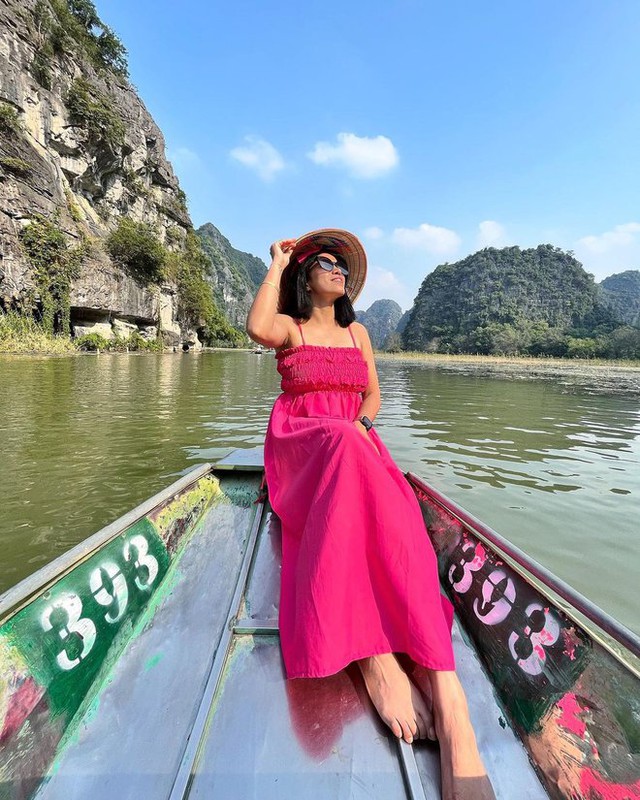 Foreign tourists are surprised at the scene of foot boating and sweets being sold on the river in Ninh Binh - Photo 2.