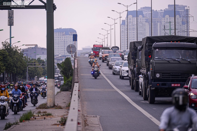 Bất chấp lệnh cấm, nhiều tài xế vẫn đi vào làn khẩn cấp đường Vành đai 3 Hà Nội - Ảnh 1.