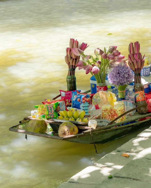 Du khách nước ngoài ngạc nhiên trước cảnh chèo thuyền bằng chân và bánh kẹo được bán trên sông ở Ninh Bình - Ảnh 13.